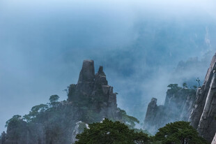 云雾缭绕的壮观山峰景色