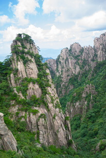 峻峭山峰与葱郁植被景观