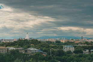 城市与天际线的多云景观