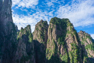 壮丽奇峰蓝天白云下的美景