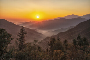 山间日出美景