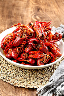 美味小龙虾摆于木质桌面