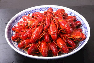 美味小龙虾摆满碗中