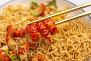 龙虾拌面美食诱人瞬间