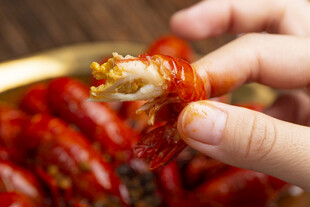 手剥美味小龙虾