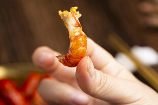 手捏鲜虾仁特写