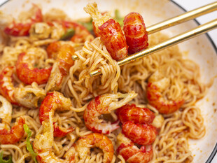 鲜虾拌面美食色泽诱人