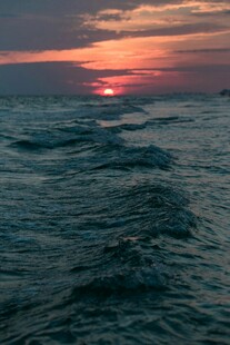 海上日落时分的壮美波浪