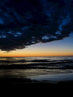 海边日落时分的壮丽景象