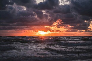 海上日落云霞映波涛