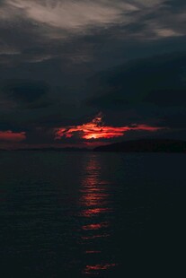日落时分的海面壮丽景象