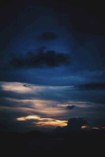 夜幕下的绚丽天空