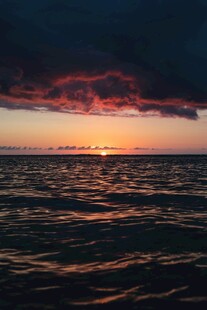 海上日落乌云下的壮丽景观