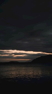 夜幕下的宁静海面