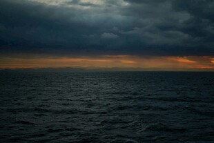 海上乌云下的黄昏美景