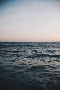 广阔海面宁静的自然景象