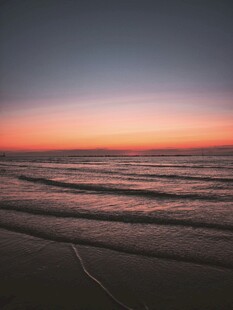 海边日落时分的美丽景象