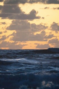 海上日落时分的壮丽景色