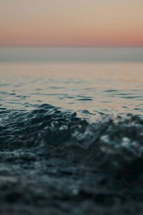 黄昏下的海面波浪景象