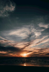 海上日落时分的壮丽天空