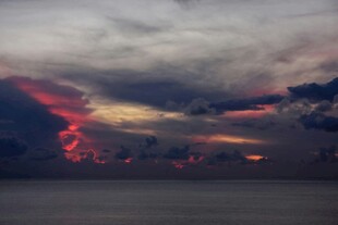 海上壮丽闪电夕阳景观