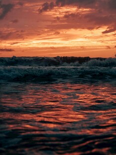海边绚丽晚霞下的波光