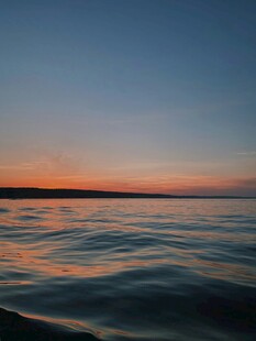 夕阳下的平静湖面美景