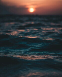海上日落波光粼粼的美景