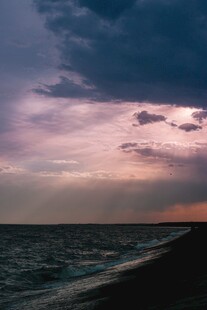 海边暮色阴云下的浪漫景致