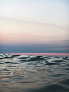 海上黄昏时的宁静波纹