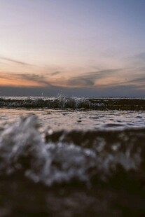 海边日落时的翻涌浪花