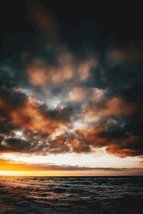 海上日落时的壮丽云霞