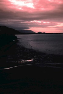 海边粉紫色浪漫日落美景