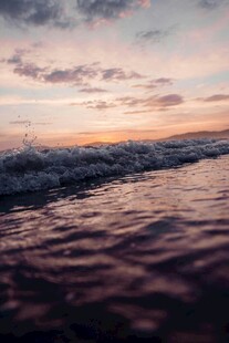 海边日落时分的美丽海浪