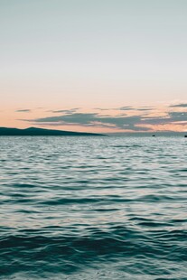 海边黄昏宁静辽阔的海面