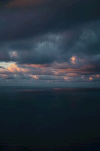 海上暮色乌云与霞光交织