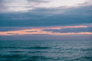 海上日出时的壮丽天空