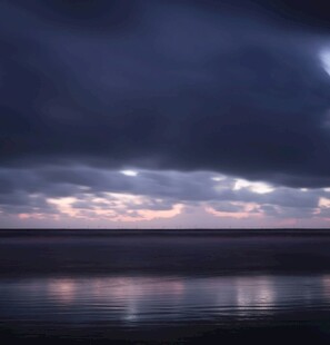 夜幕下平静海面与天空