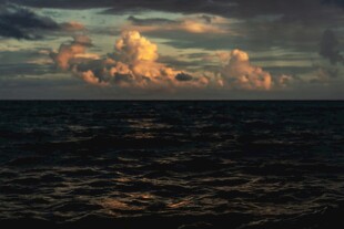 海上日落时分的壮丽景观