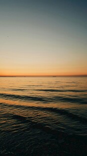 海边日落时分的静谧海面