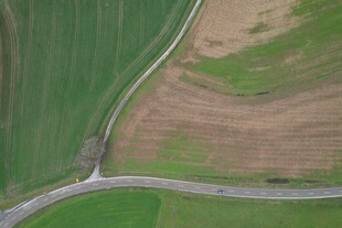 俯瞰田园间蜿蜒公路