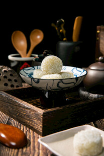 中式白色麻薯点心与茶具组合展示