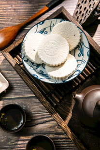 中式茶具与精致白色麻薯糕点