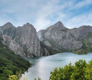壮丽山水间的绝美湖景