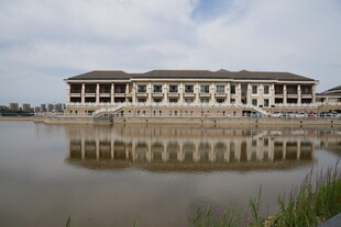 水边中式建筑倒影景观