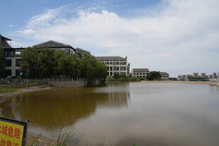 湖畔景致宁静水边建筑