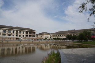 湖畔中式建筑群风景