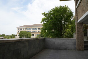 户外庭院与远处建筑风景