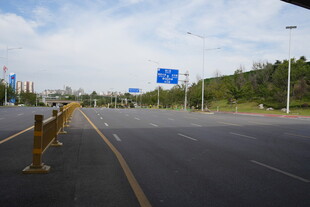 空旷宽阔的城市道路景象