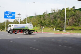 公路上行驶的白色油罐车
